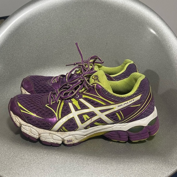 ASICS running shoes - Picture 1 of 5